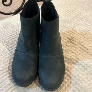 Women’s Sorel Joan of Artic boots.